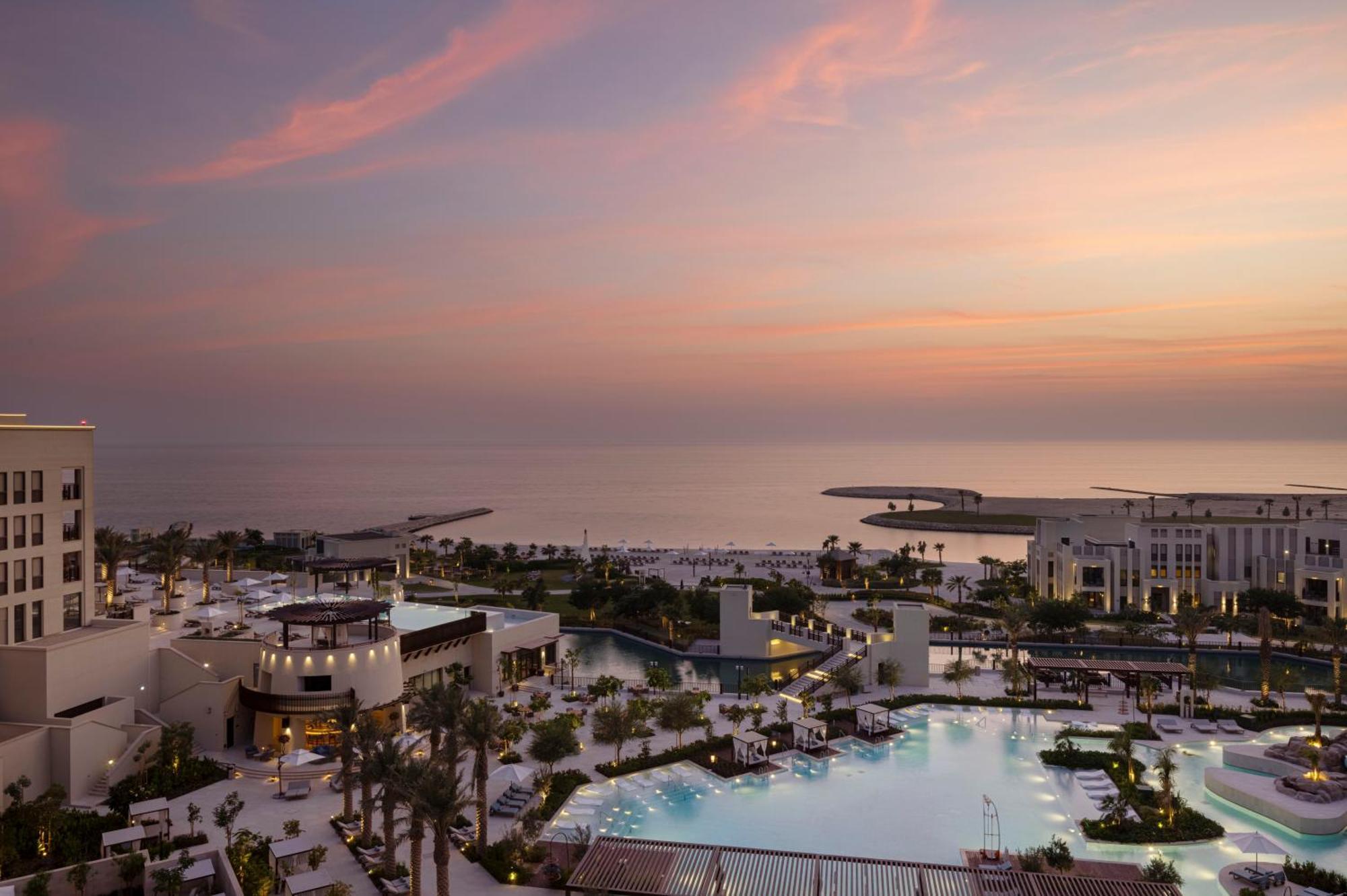 Jumeirah Gulf Of Bahrain Al-Manamah Bagian luar foto The resort at sunset