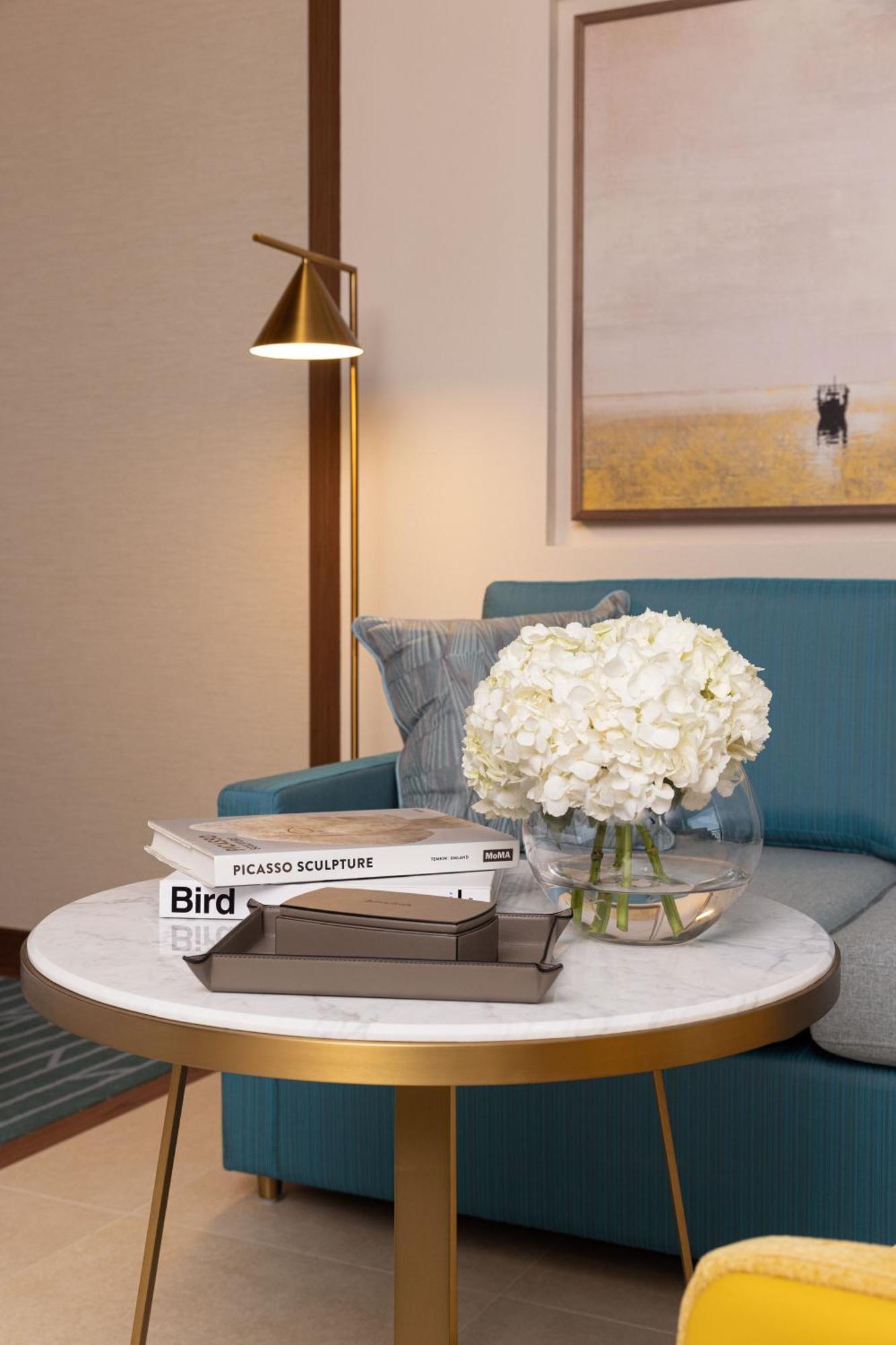 Jumeirah Gulf Of Bahrain Al-Manamah Bagian luar foto A coffee table with a bouquet of flowers