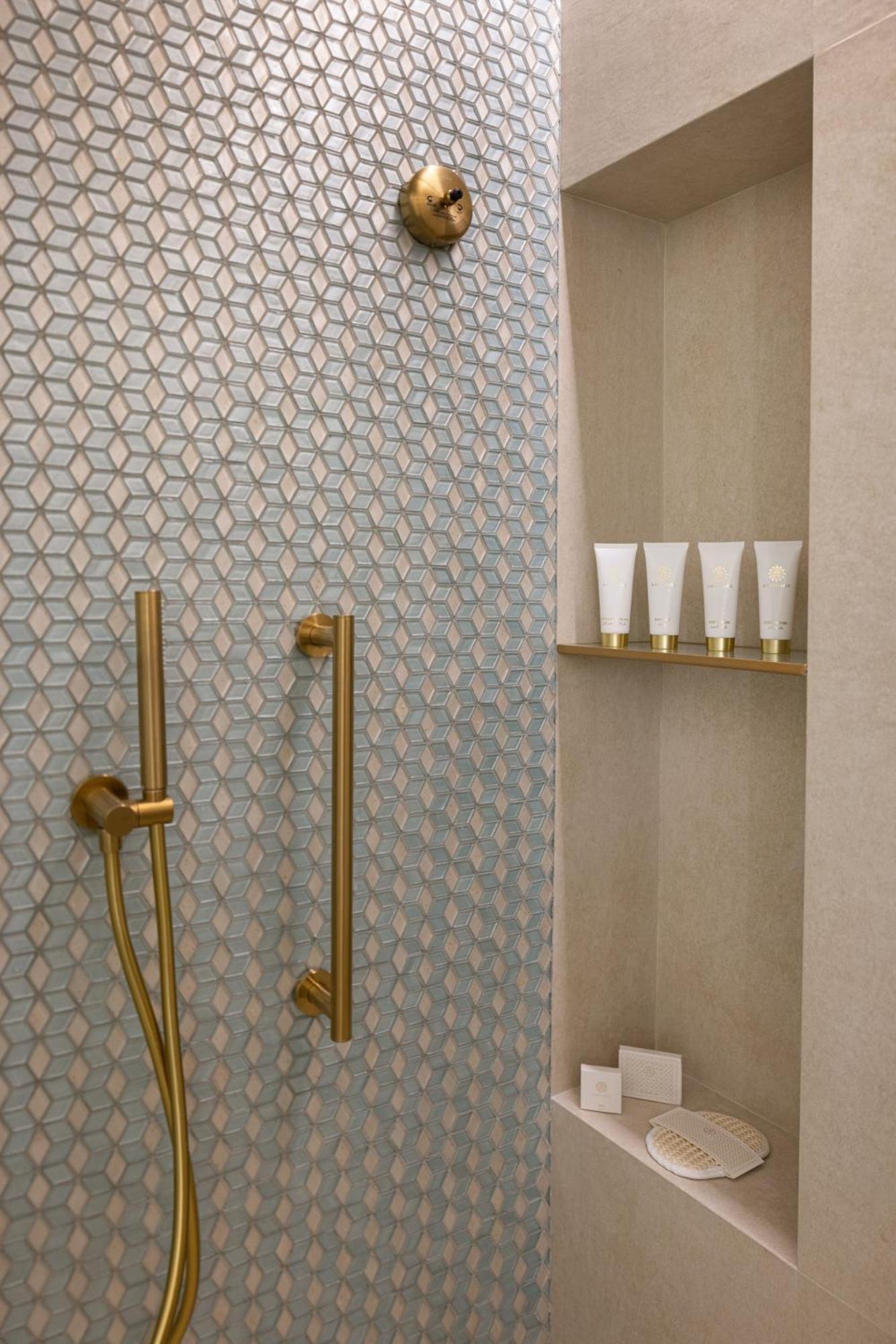 Jumeirah Gulf Of Bahrain Al-Manamah Bagian luar foto Showering in a hotel